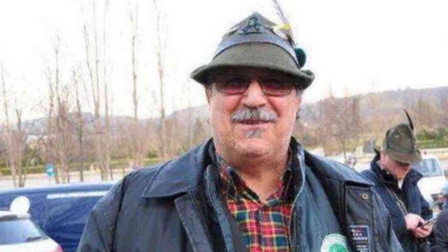 «Mio papà ha perso il cappello da alpino: aiutateci a trovarlo»