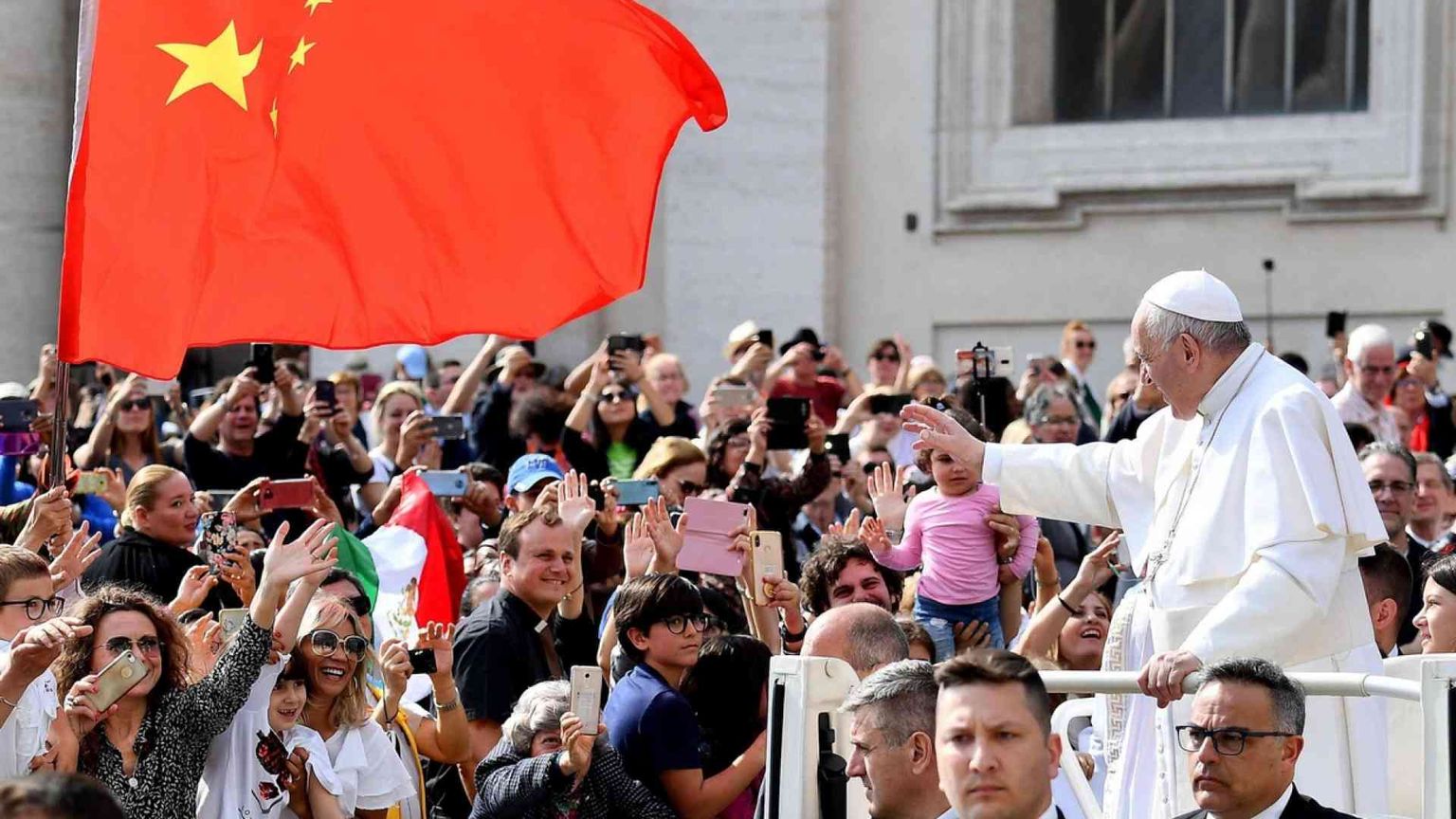 Il Papa: per pregare bisogna farsi piccoli. «Vicinanza ai cattolici in Cina»