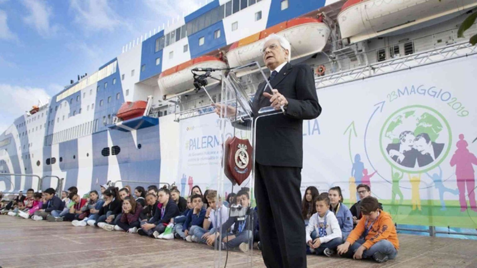 Mattarella: «La Repubblica si inchina nel ricordo delle vittime»