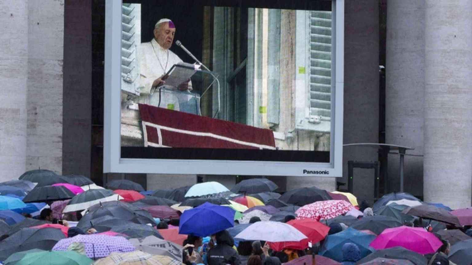 Il Papa: «Lo Spirito Santo animi la Chiesa libera da mondanità»