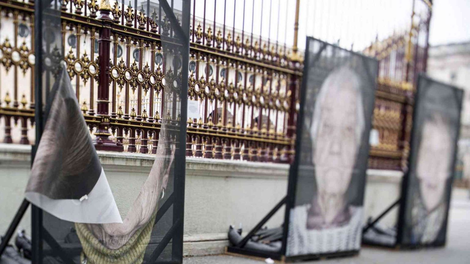 A Vienna sfregiate foto di sopravvissuti alla Shoah