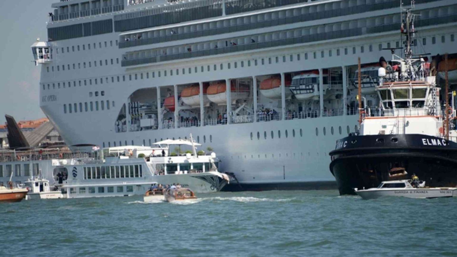 Venezia, polemiche dopo lo scontro tra una nave da crociera e un battello