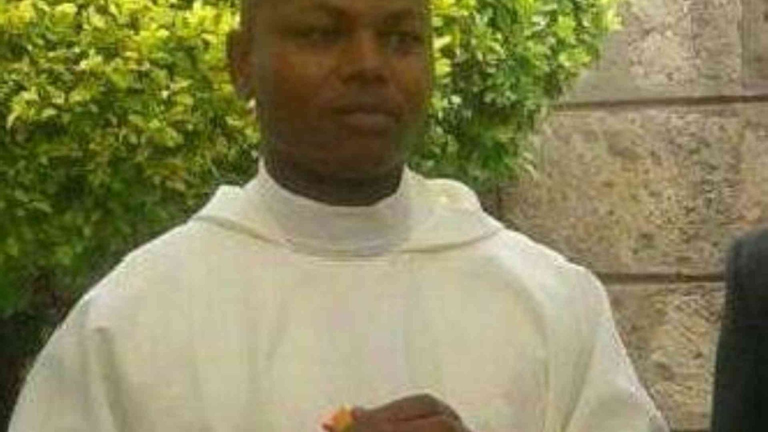 Sacerdote assassinato a coltellate in Kenya