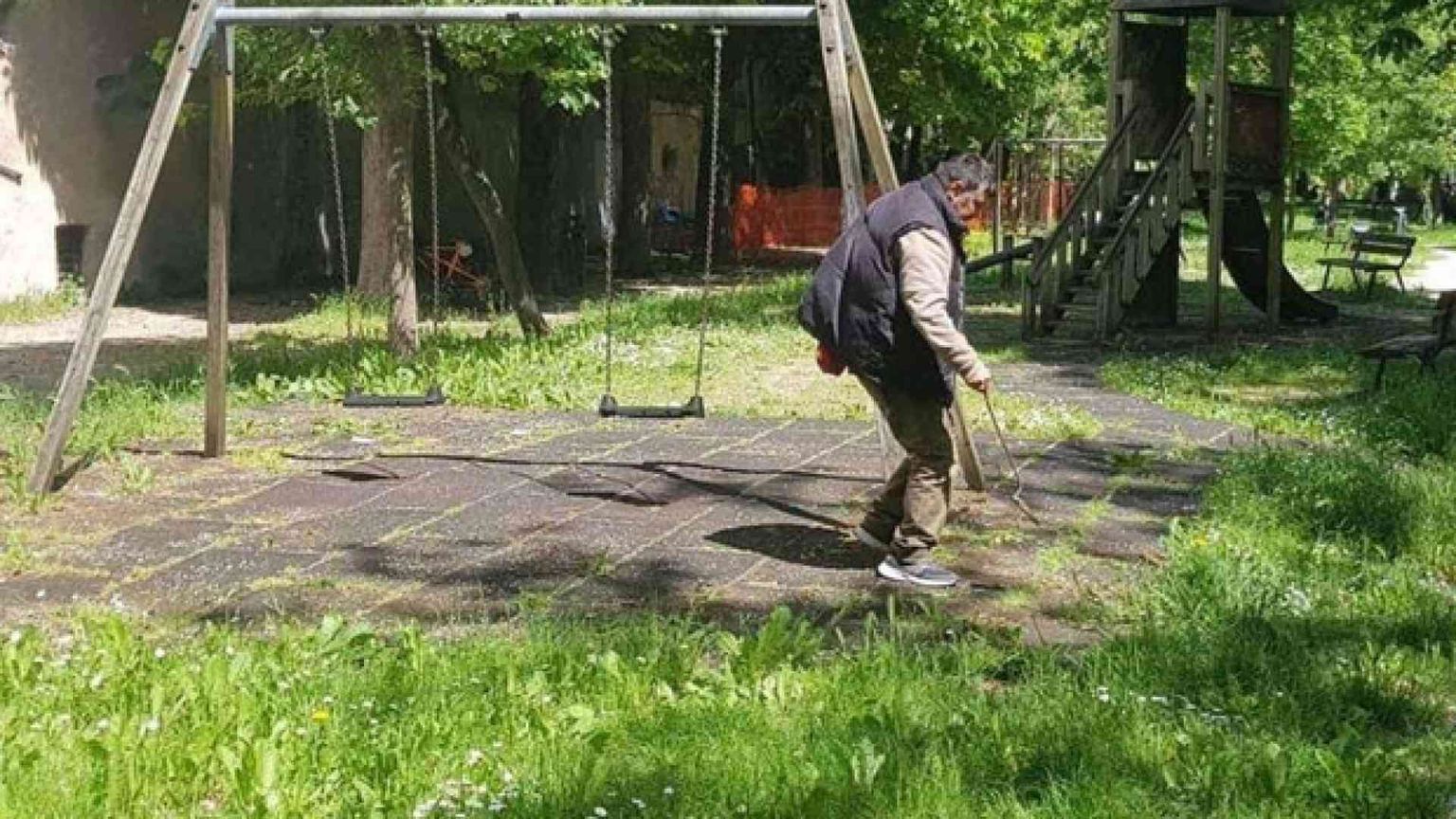 Valentino, il clochard che pulisce i giardini di Fabriano e sogna un lavoro