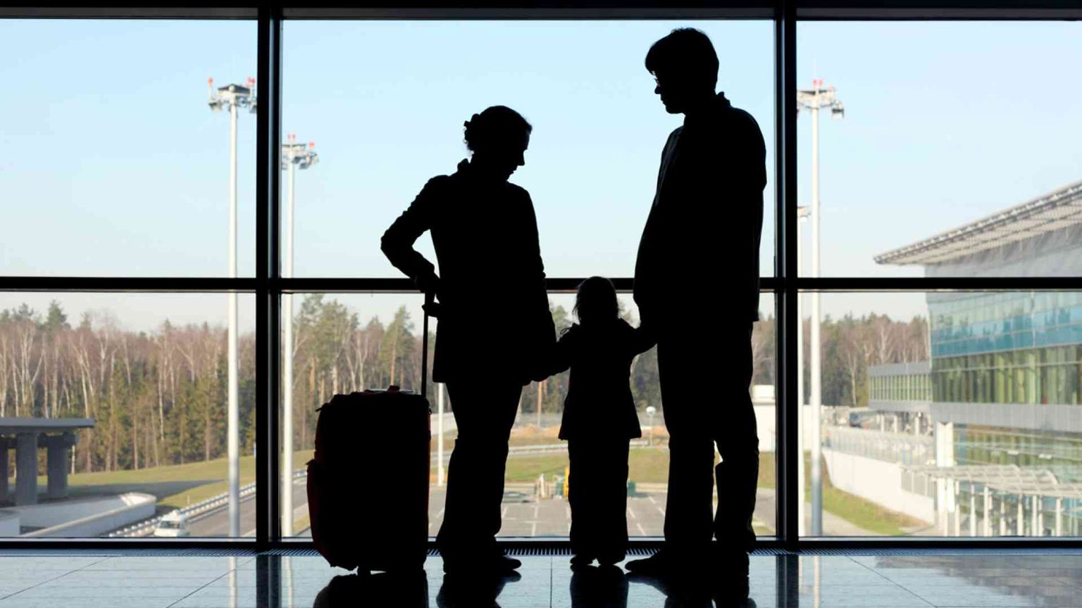 In un anno 128mila italiani emigrati all'estero: 24mila minorenni