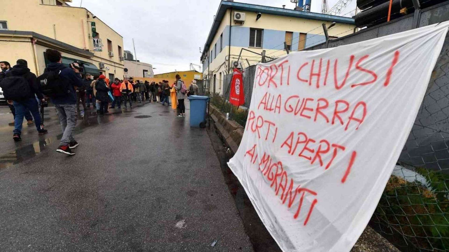 Proteste e sciopero fermano la nave saudita: doveva imbarcare materiale bellico