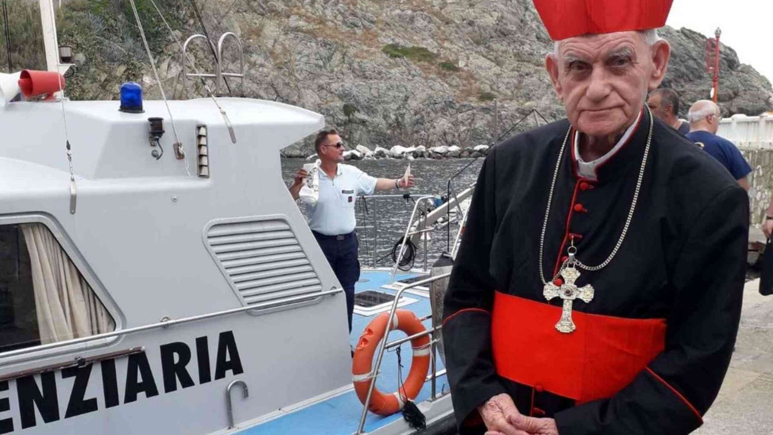 Il cardinale Simoni consegna ai detenuti della Gorgona una lettera del Papa