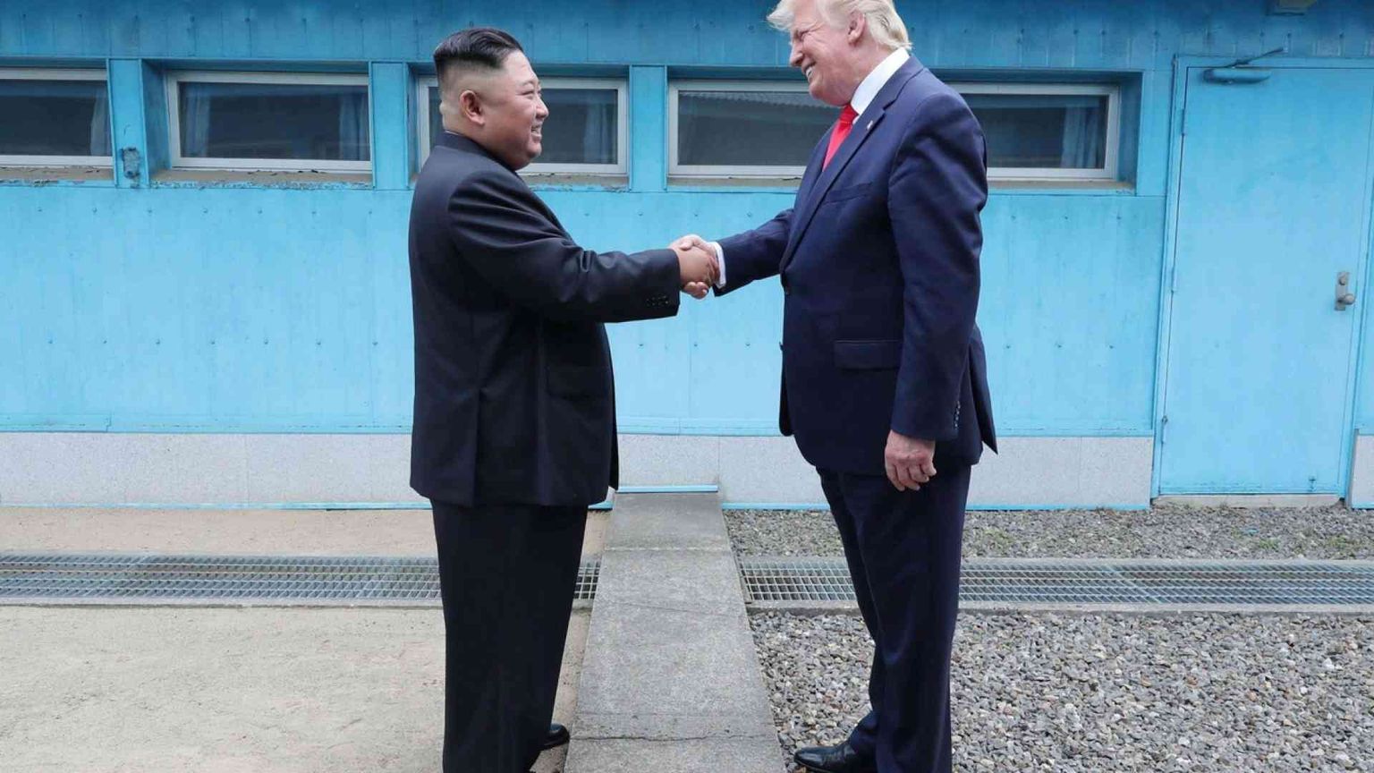 Kim e Trump, stretta di mano sul confine tra le due Coree