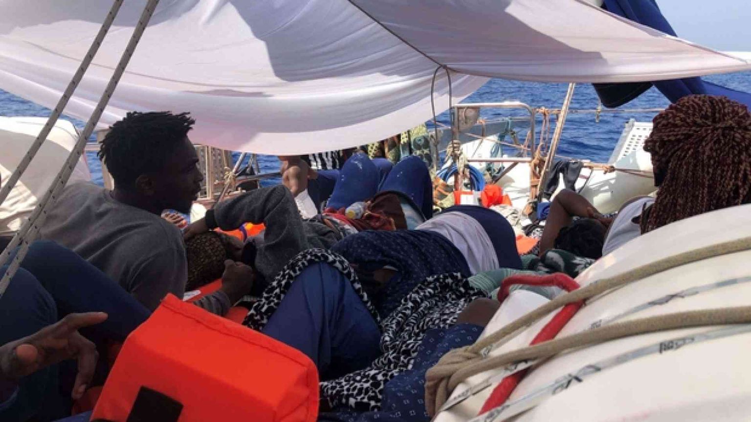 La nave Alex in stallo, naufraga la trattativa per lo sbarco dei 41 migranti