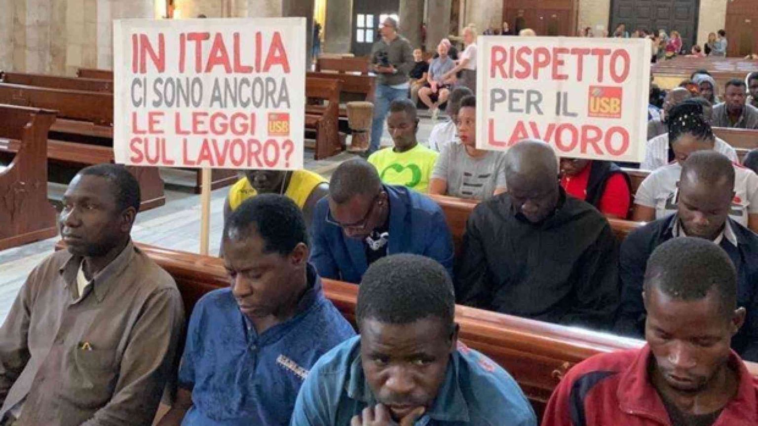 Sit-in di braccianti nella basilica di Bari. L'incontro con l'arcivescovo