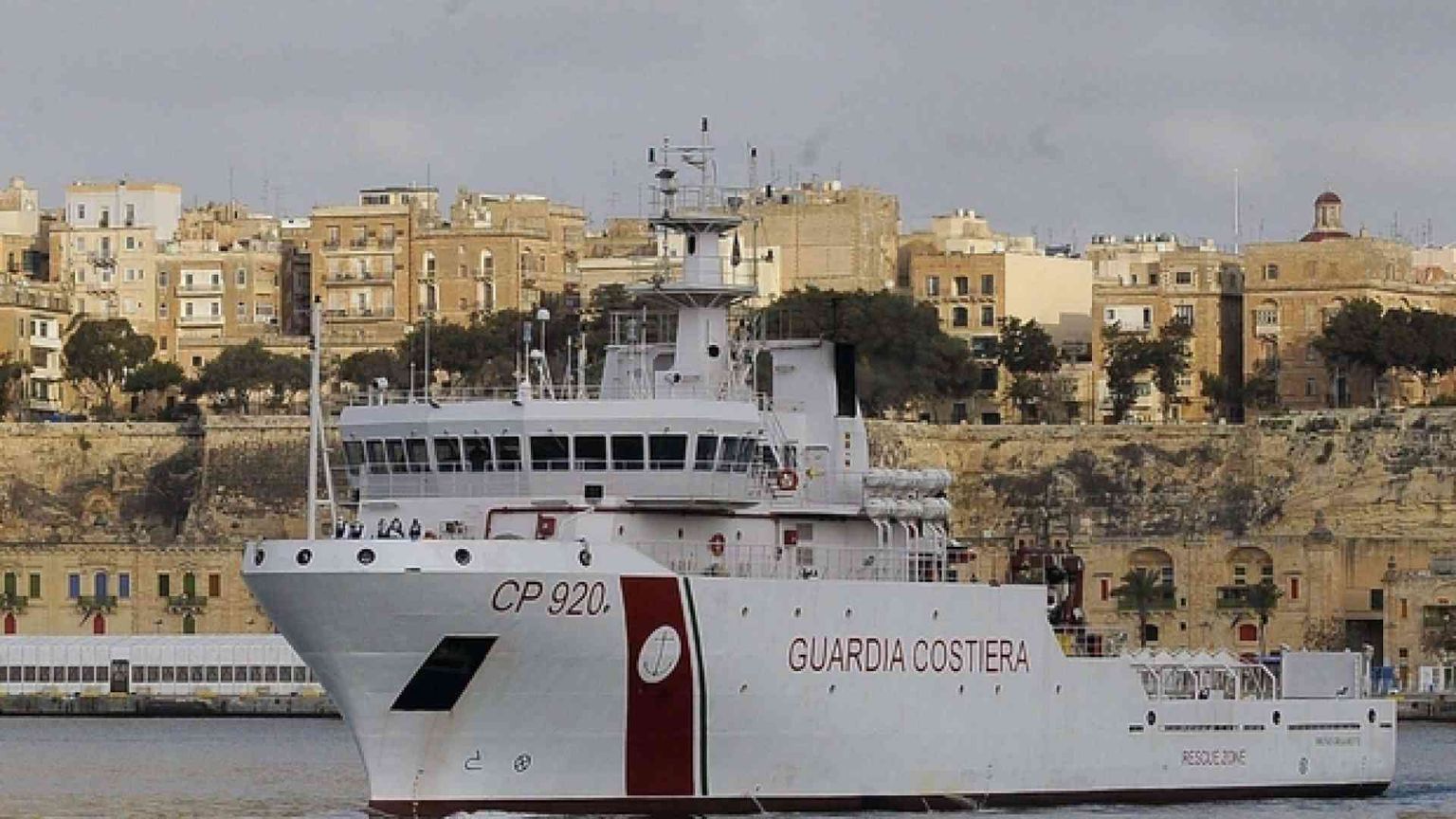 A terra i naufraghi. Accolti da 5 Paesi Ue, 50 dalla Chiesa italiana