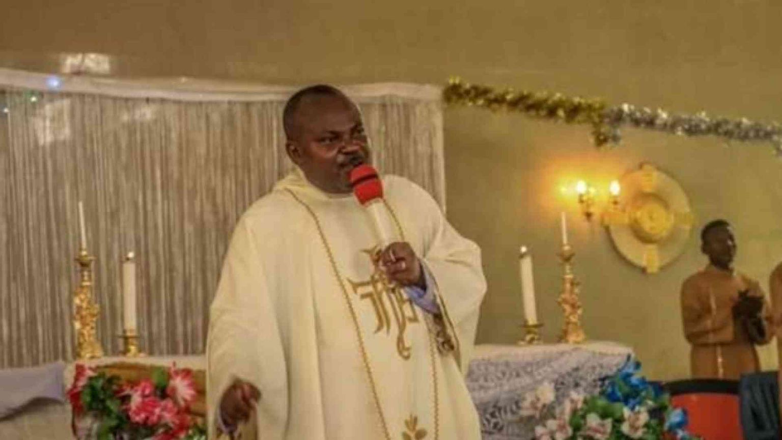 Ucciso prete nella notte: la preghiera per padre Paul Offu