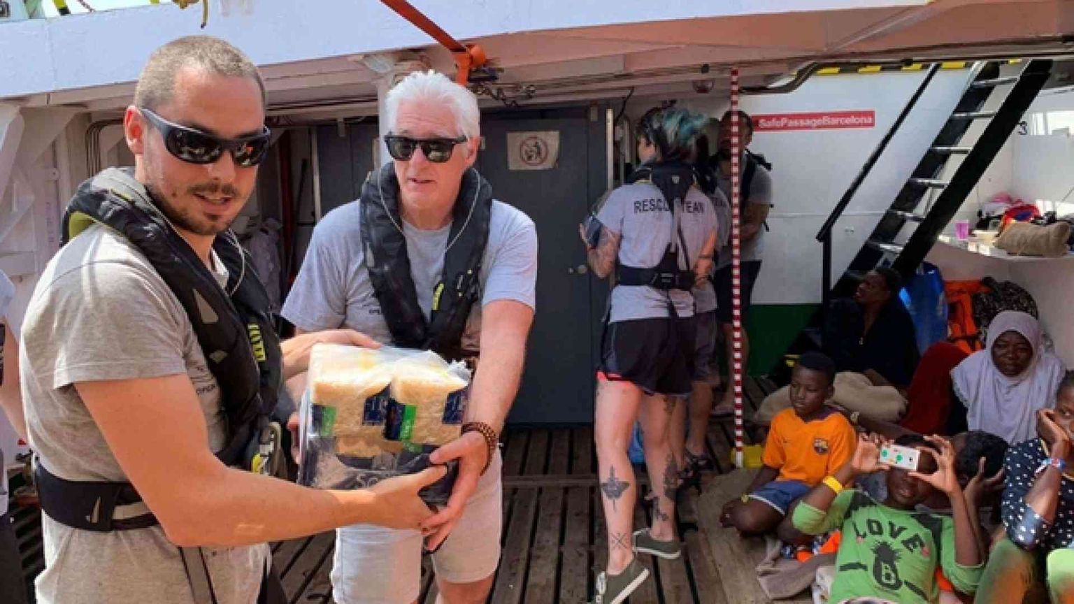 Bloccati in 121 in mare. Anche Richard Gere supporta Open Arms