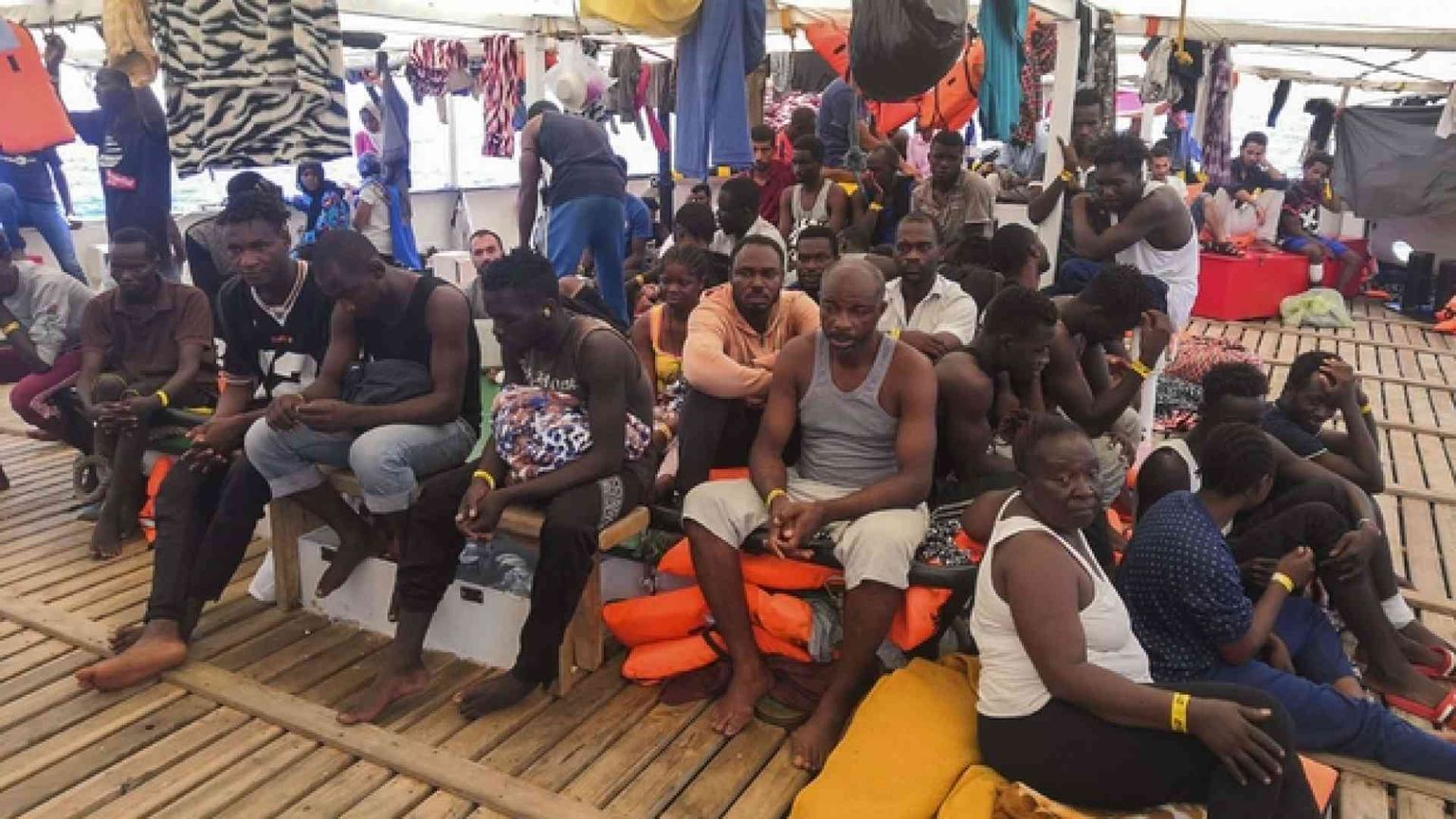 Oltre 500 persone lasciate in mare da giorni sulle navi delle Ong