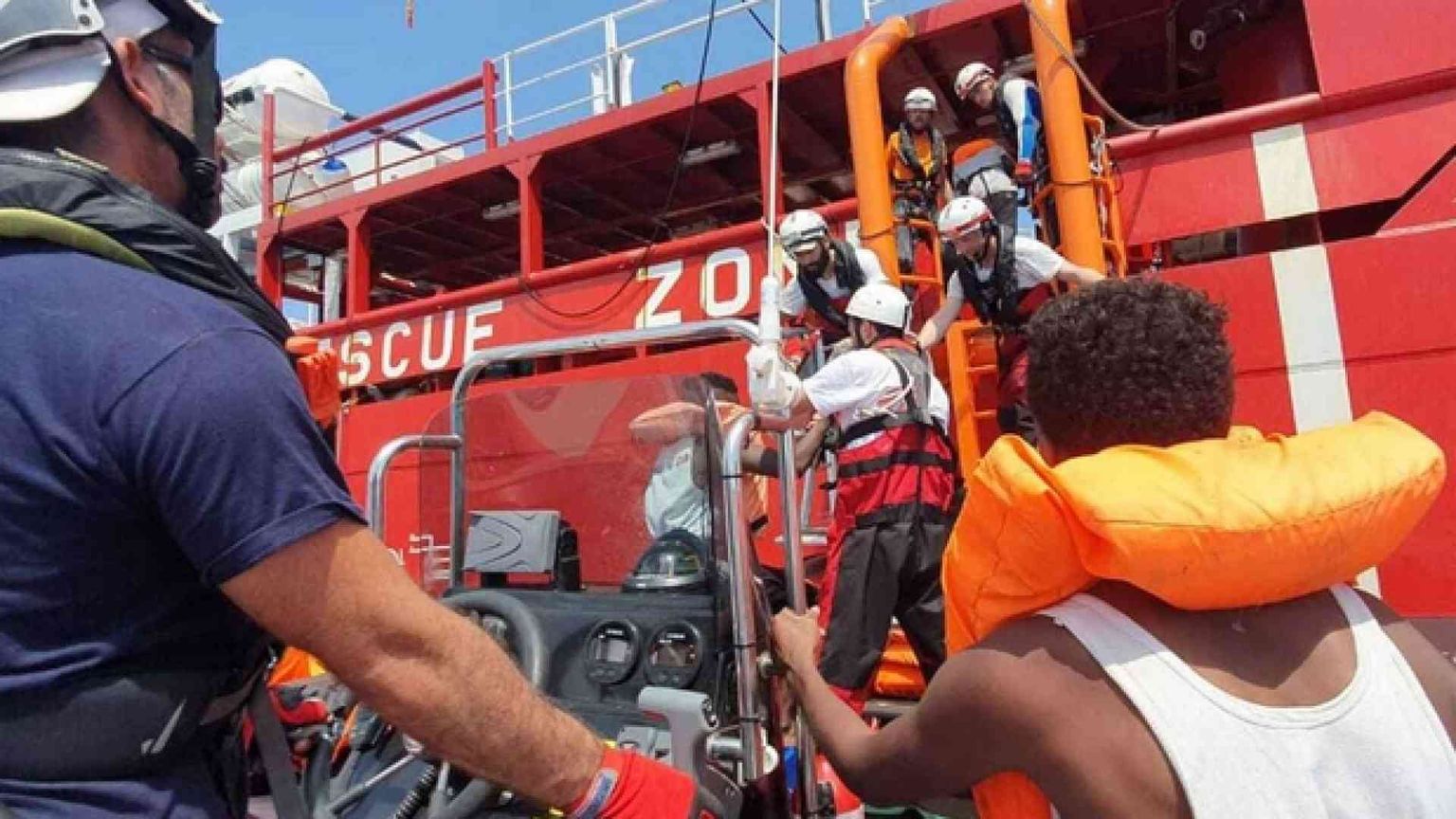 Ocean Viking, dopo 15 giorni Malta autorizza lo sbarco. Destinazione Europa