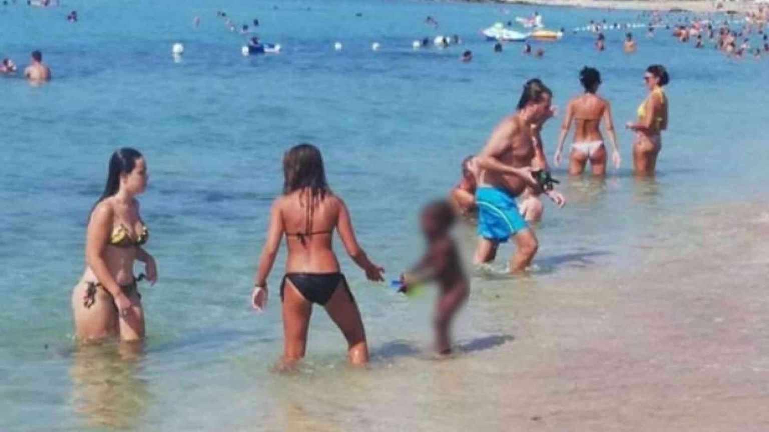 Le mamme fanno da babysitter alla figlia dell'ambulante