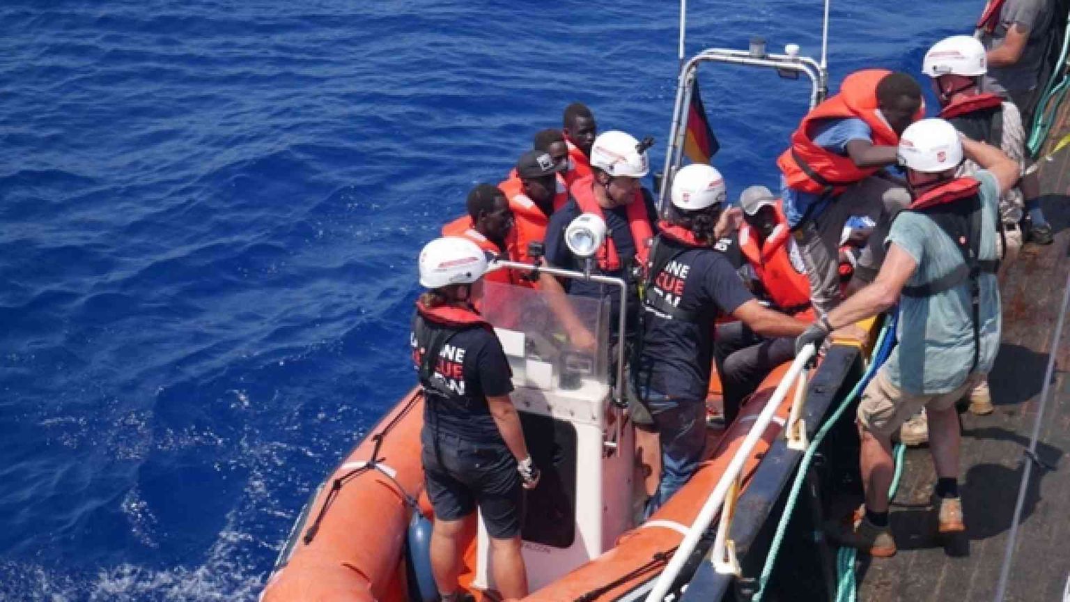 La ong: «Migranti, così le interferenze militari nascondono gli Sos in mare»