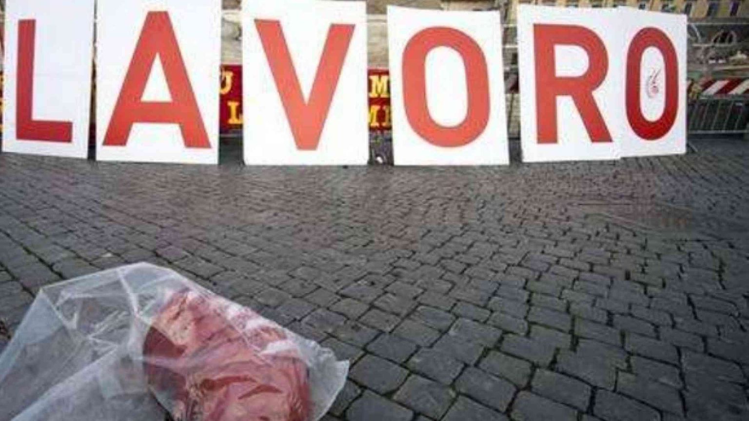 «A 50 anni senza più lavoro né mezzi». La politica risponda