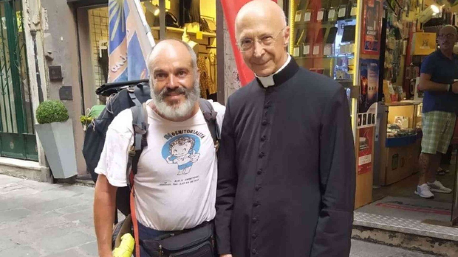 «Da due anni non vedo le mie figlie», padre separato a piedi dal Papa