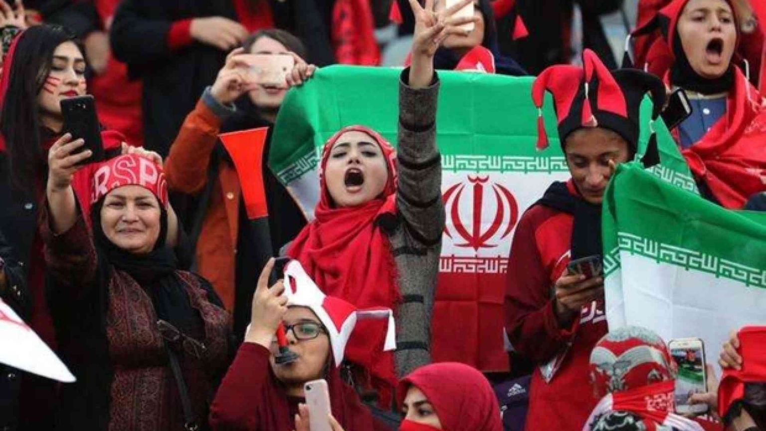 Stadi vietati alle donne, si era data fuoco per protesta: non ce l'ha fatta