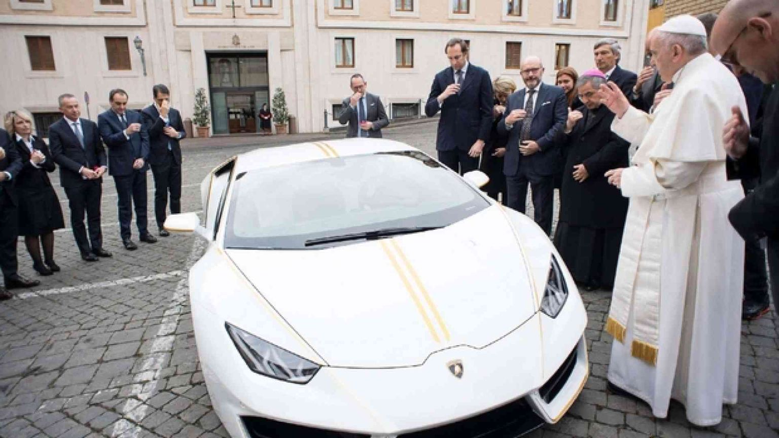 La Lamborghini all'asta: il Papa destina parte del ricavato per Haiti