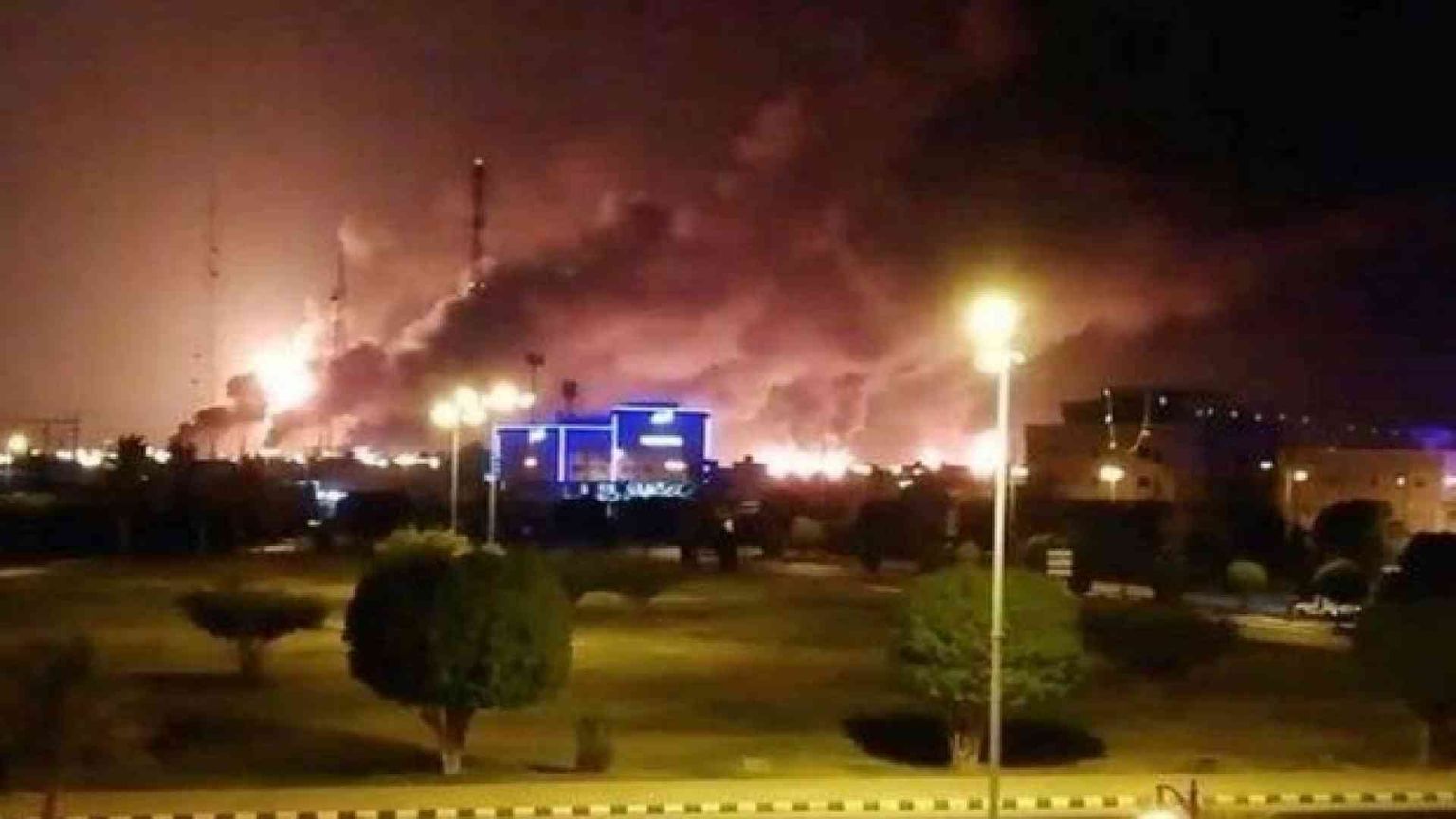 In fiamme raffineria saudita attaccata dai droni degli Houthi yemeniti