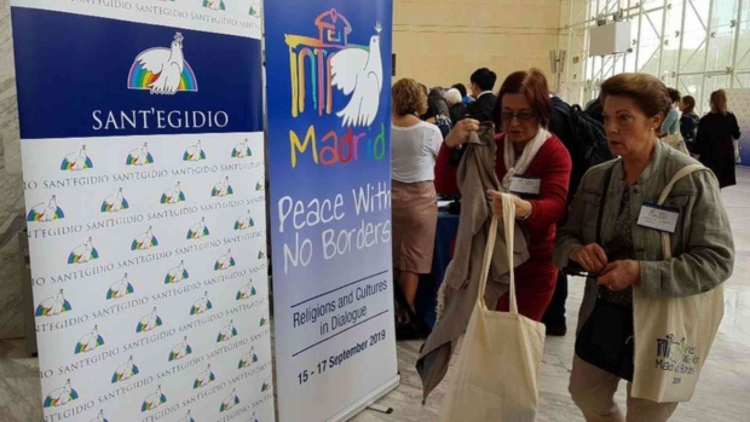 Il Papa a Sant'Egidio: «Folle rifiutare l'ospitalità a chi ha bisogno»