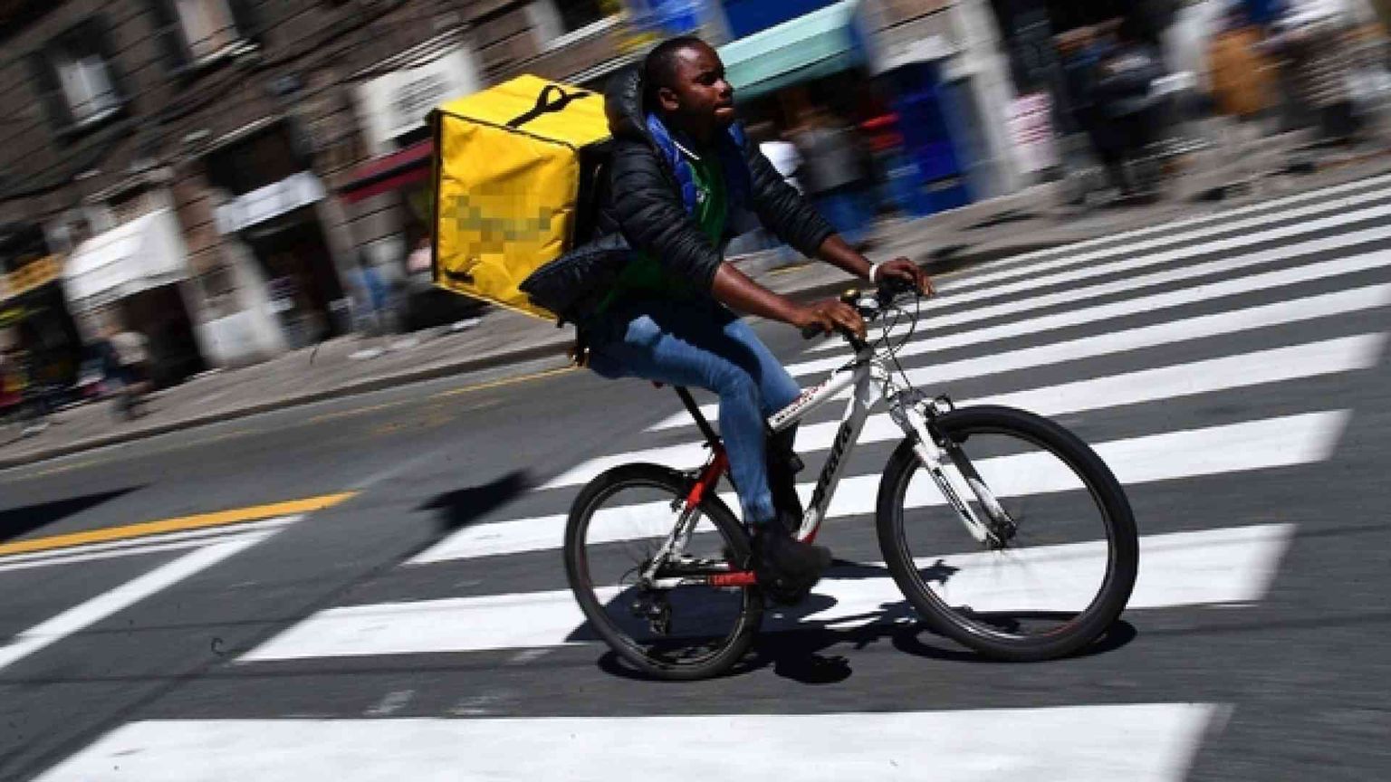 Quei 50mila fattorini del cibo che rischiano la vita su due ruote
