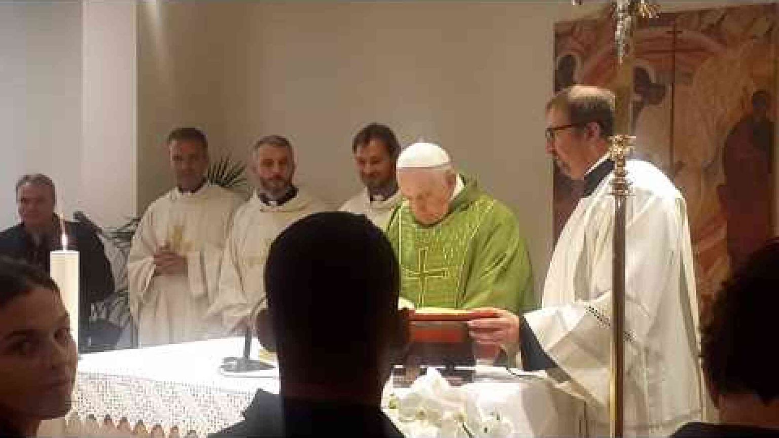 Il Papa ai «rinati»: guai a sentirsi salvati una volta per sempre