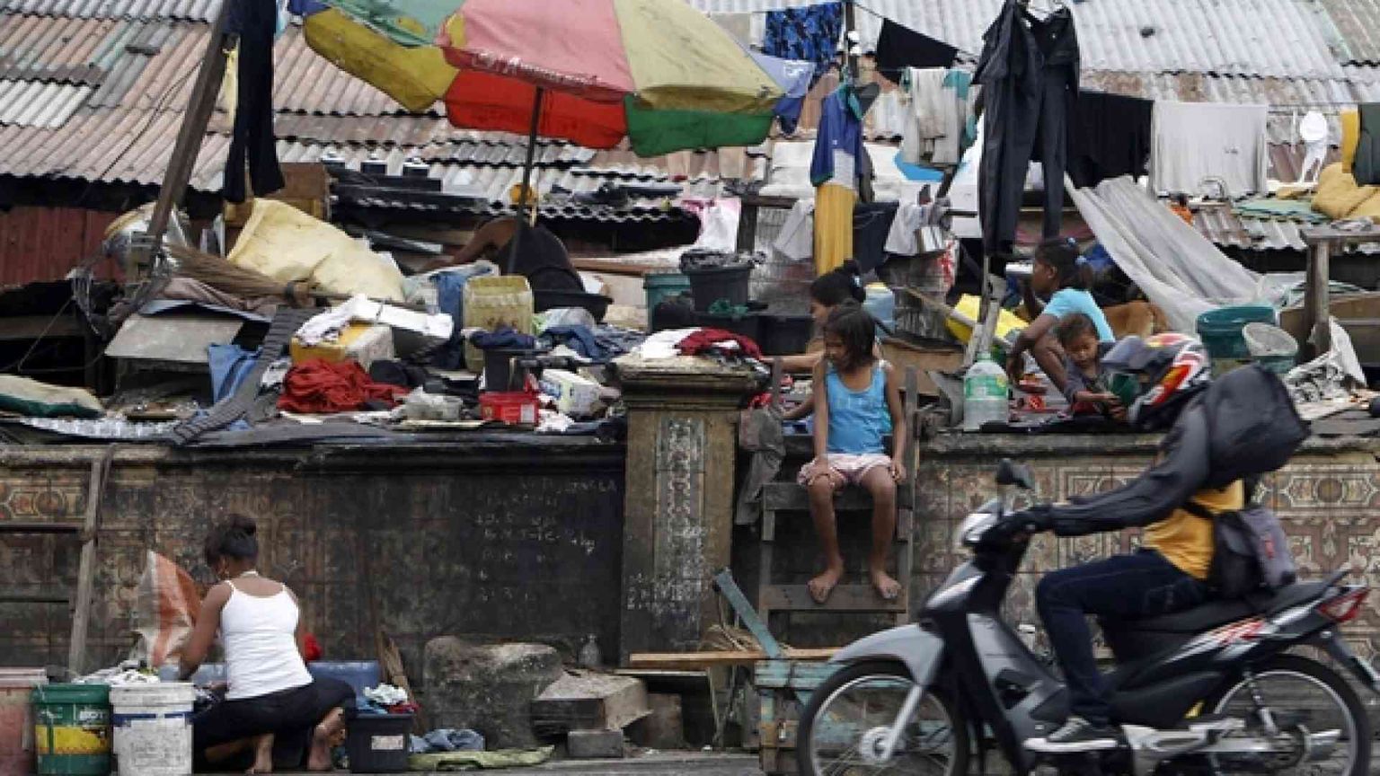 Tagle battezza 450 bambini di strada