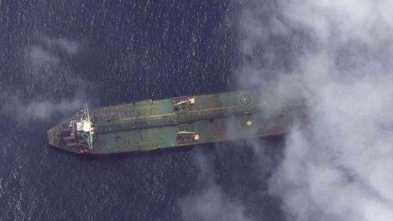 Esplosioni su petroliera iraniana. «Attacco missilistico»