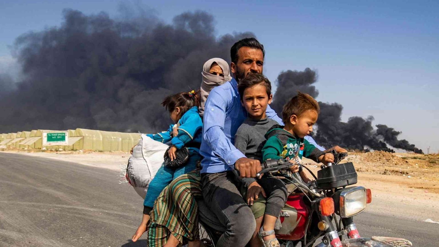 Turchi e milizie avanzano, città bombardate, 200mila in fuga. Appello delle Ong