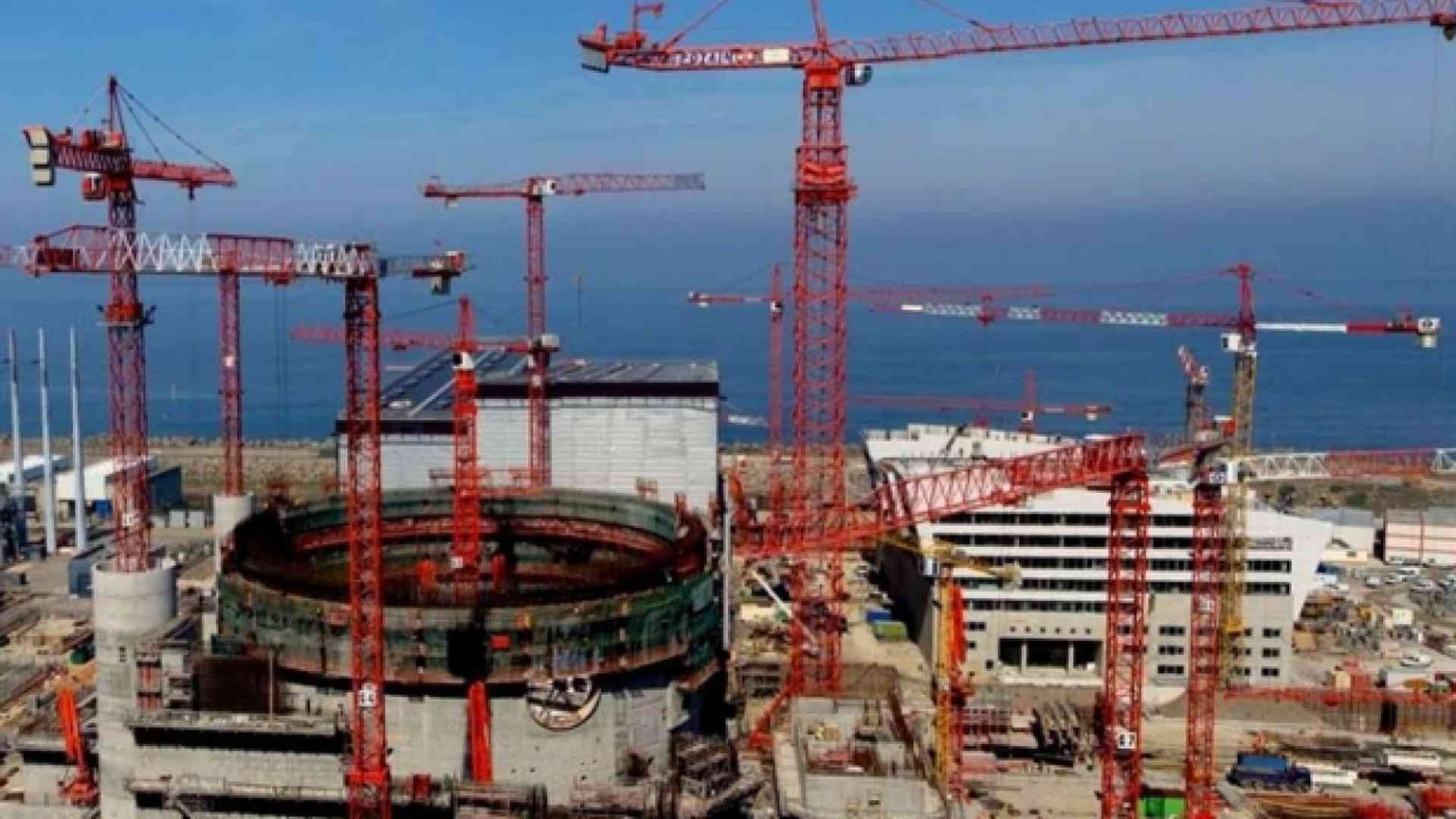 La Francia sceglie di riaprire il cantiere dell'energia atomica