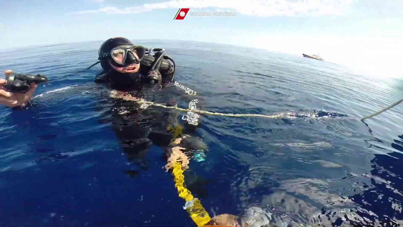 Il lavoro straziante dei sommozzatori per recuperare i corpi nell'abisso