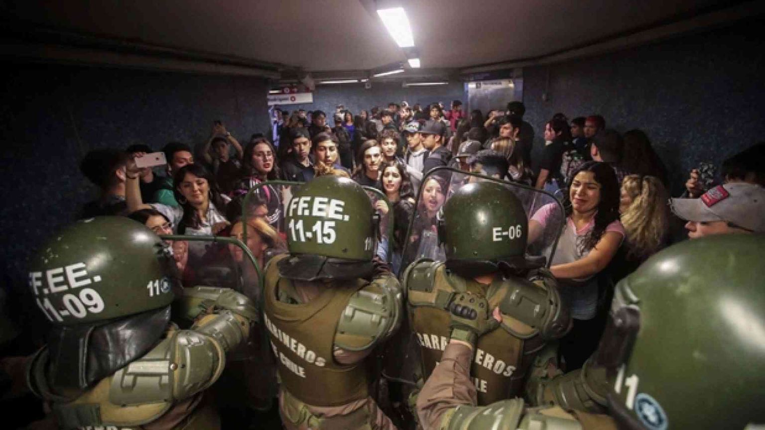 A Santiago esplode la rivolta della metro: decretato lo stato d'emergenza