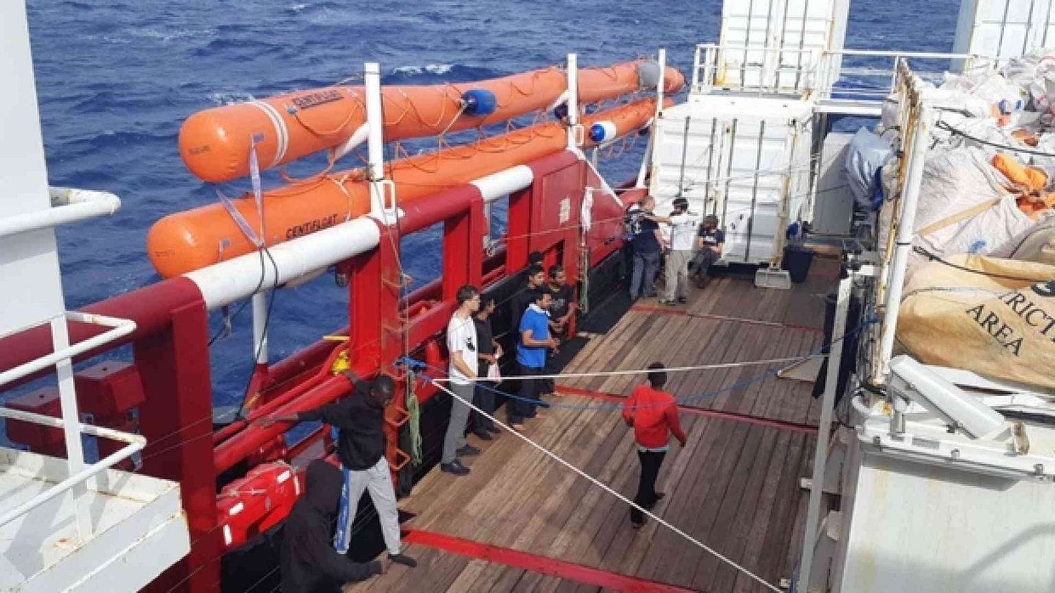 L'Europarlamento dice no ai porti aperti. E al ricollocamento di chi arriva