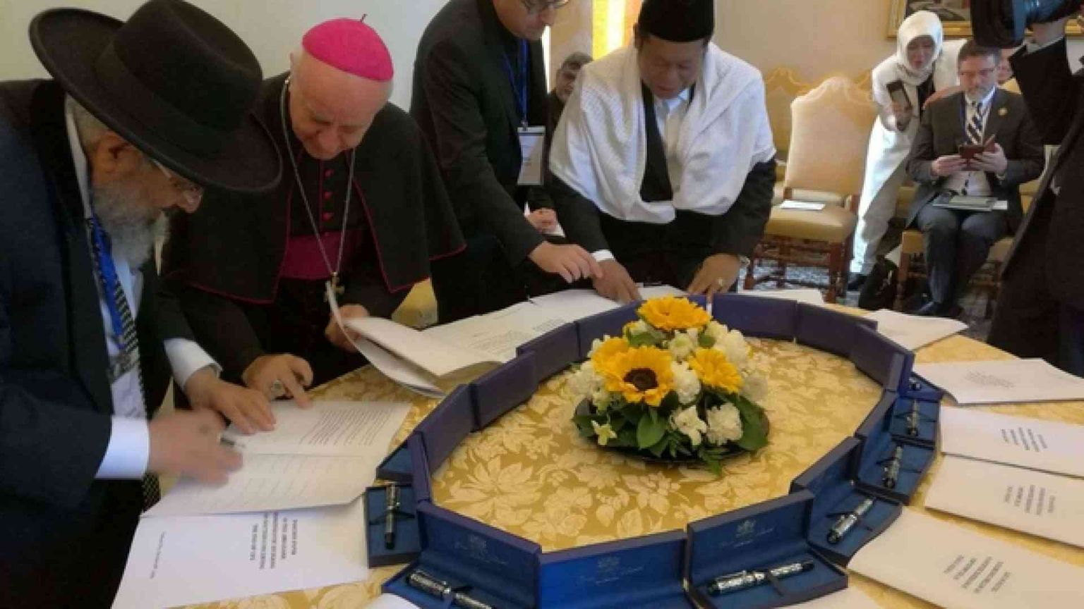 Cristiani, ebrei e musulmani: mai eutanasia e suicidio assistito