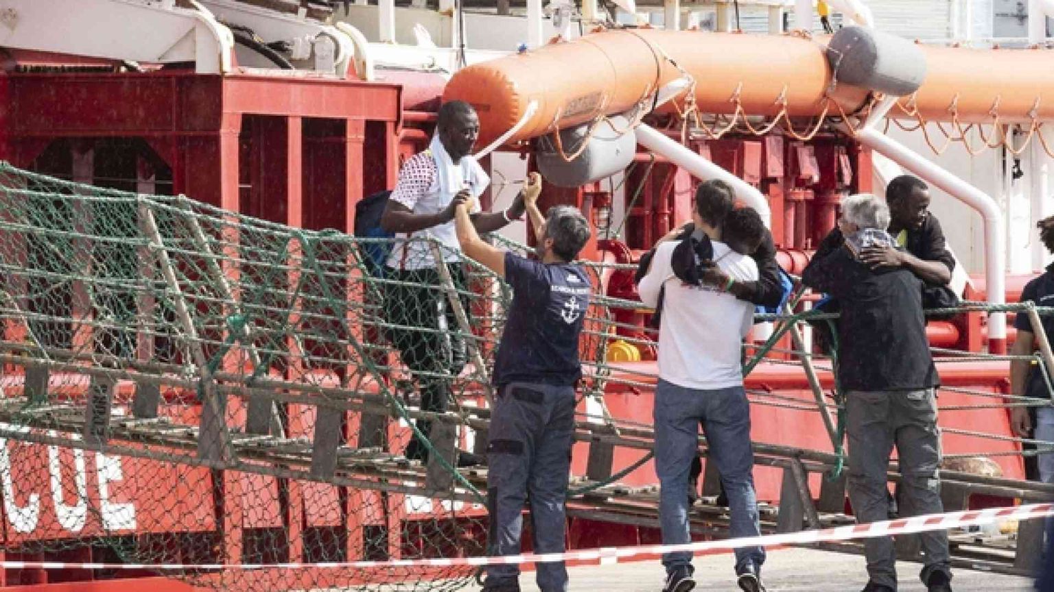 Dopo 11 giorni la nave Ocean Viking attracca a Pozzallo: tutti sbarcati