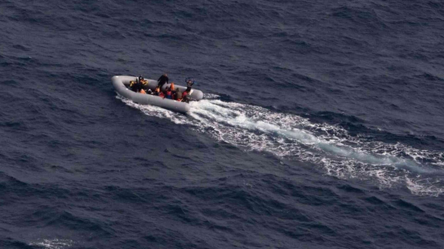 Un gommone disperso. Avvistato da Moonbird, nessuno ha coordinato i soccorsi