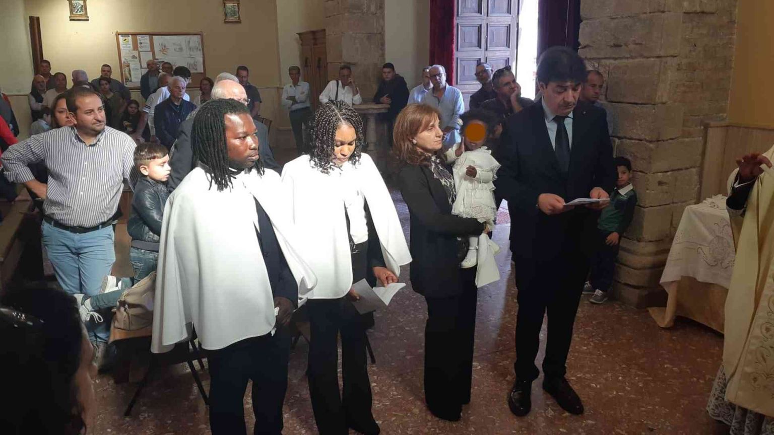 Arrivati sui barconi, battezzati dal vescovo: «Ora ci sentiamo a casa»
