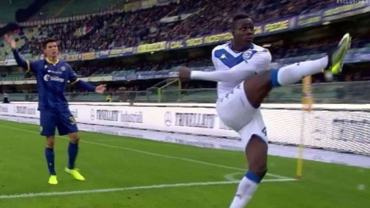 Insulti allo stadio contro Balotelli, da Verona difesa negazionista