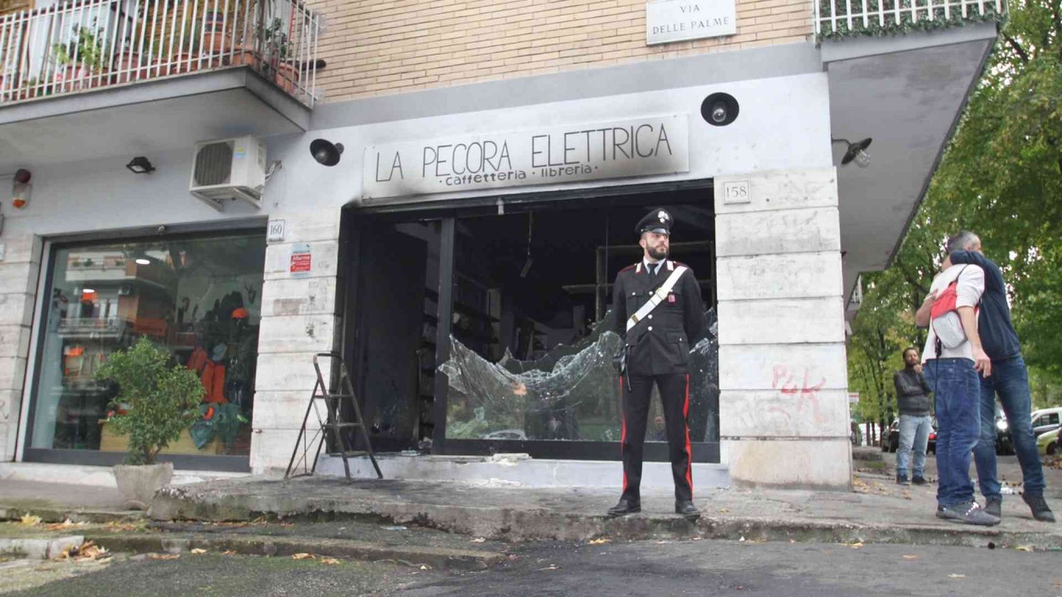 Incendio, per la seconda volta, alla libreria La Pecora elettrica