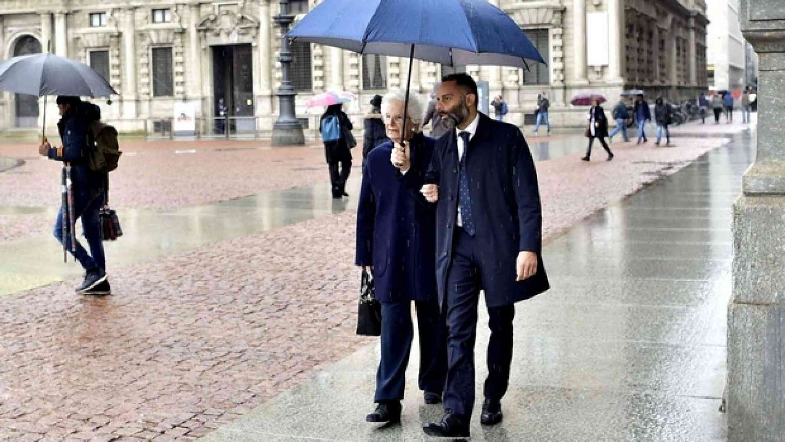 La scorta a Liliana Segre. Il Centro Wiesenthal: vergogna per l'Italia