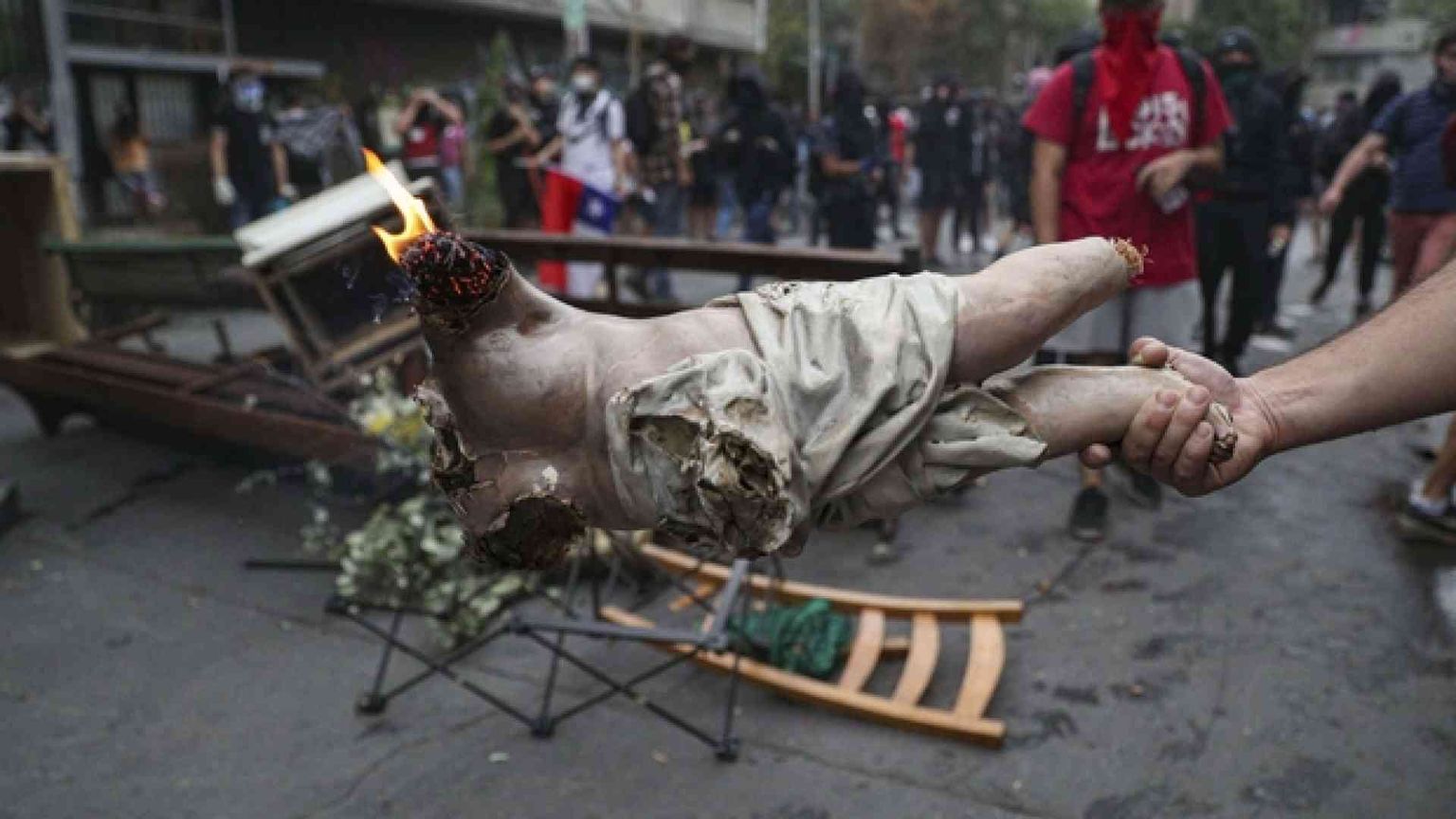 Profanata una chiesa a Santiago: bruciati statue e arredi sacri