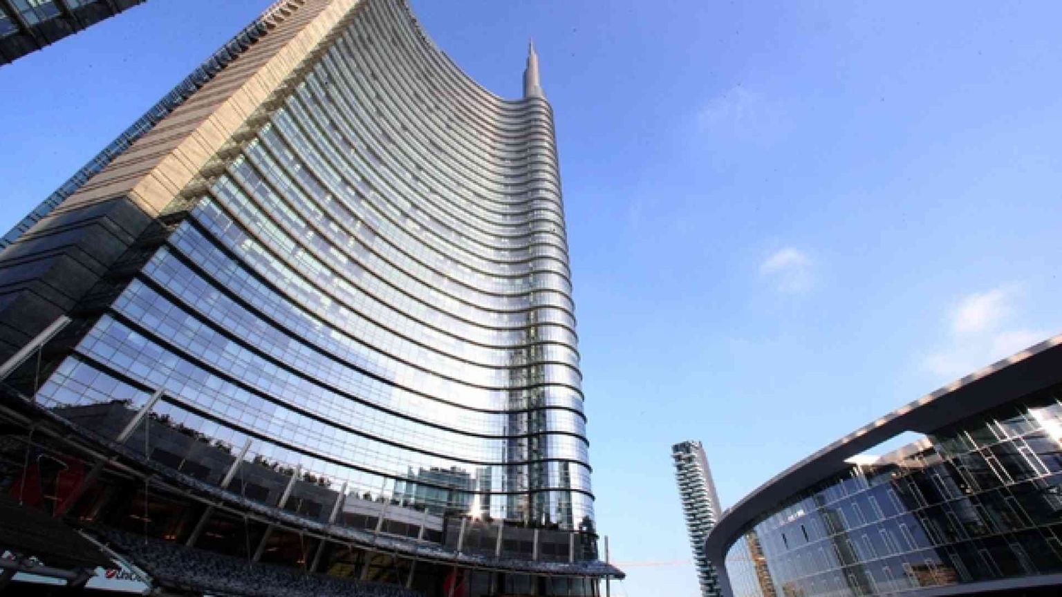 Utili in crescita ma le banche non fermano i tagli