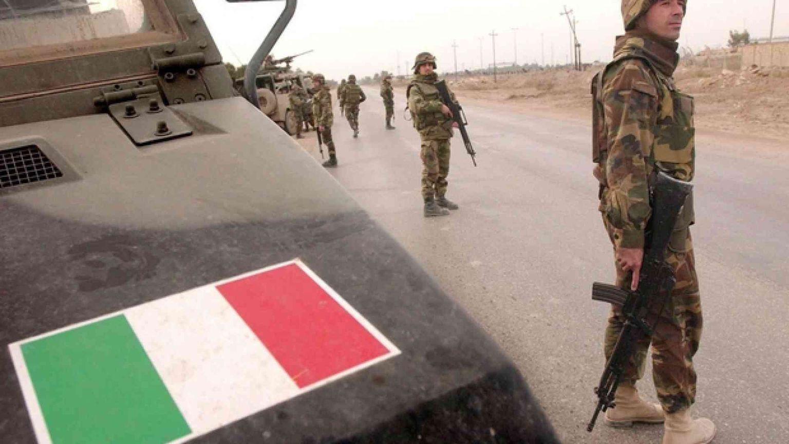 Bomba sui soldati italiani, cinque feriti. Il Daesh rivendica