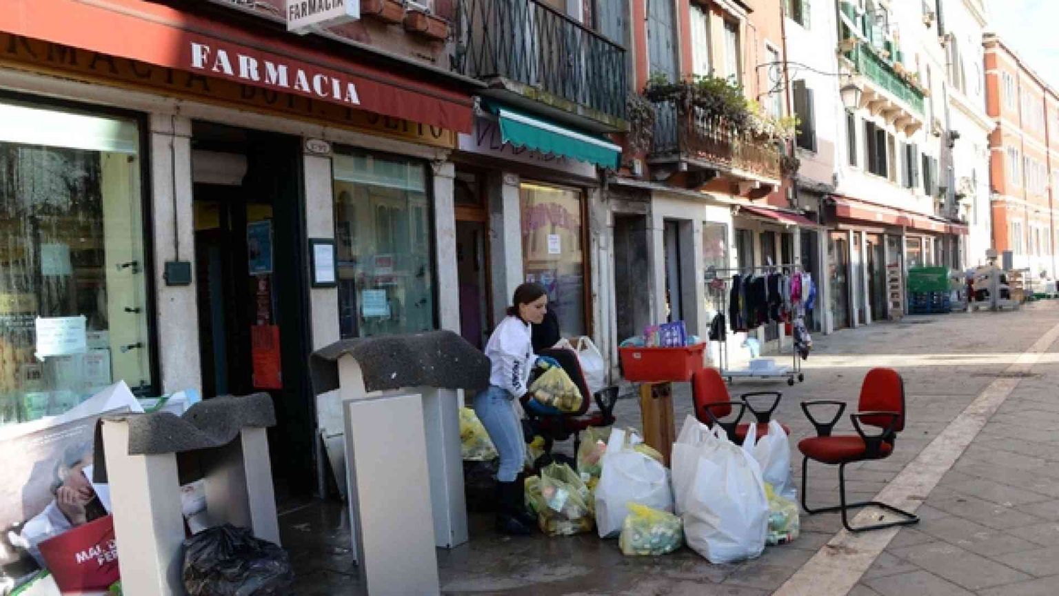 Lungo le calli ecco i giovani volontari «angeli della bellezza»