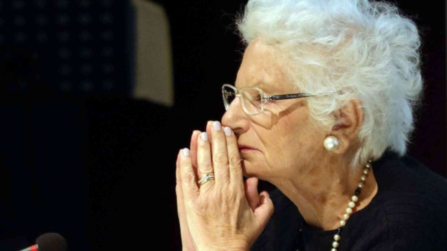 Al rispetto della memoria non servono bandierine