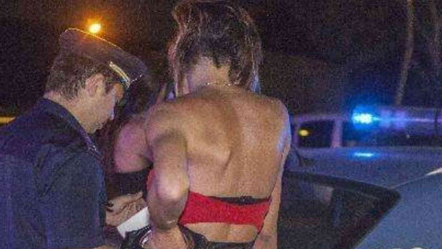 Donne crocifisse, chi chiede scusa e chi vorrebbe riaprire i bordelli