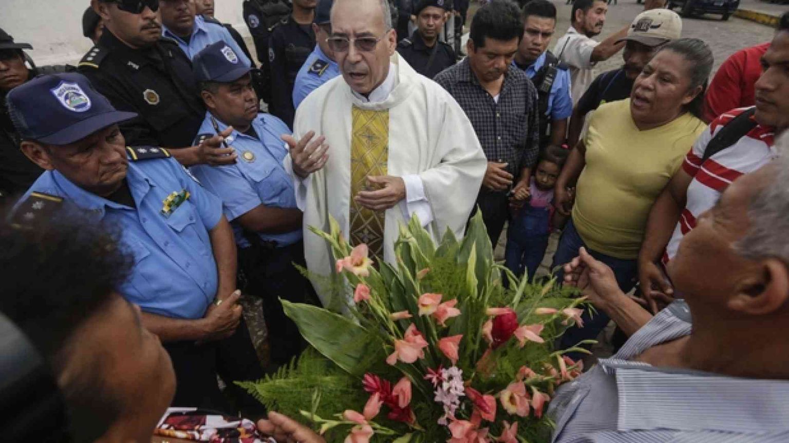 I paramilitari abbandonano la cattedrale di Managua